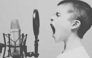 jongentje zingt in microfoon